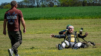 El hombre que cumplió 89 años y lo festejó saltando por primera vez en paracaídas: “Fue un clic en mi vida”