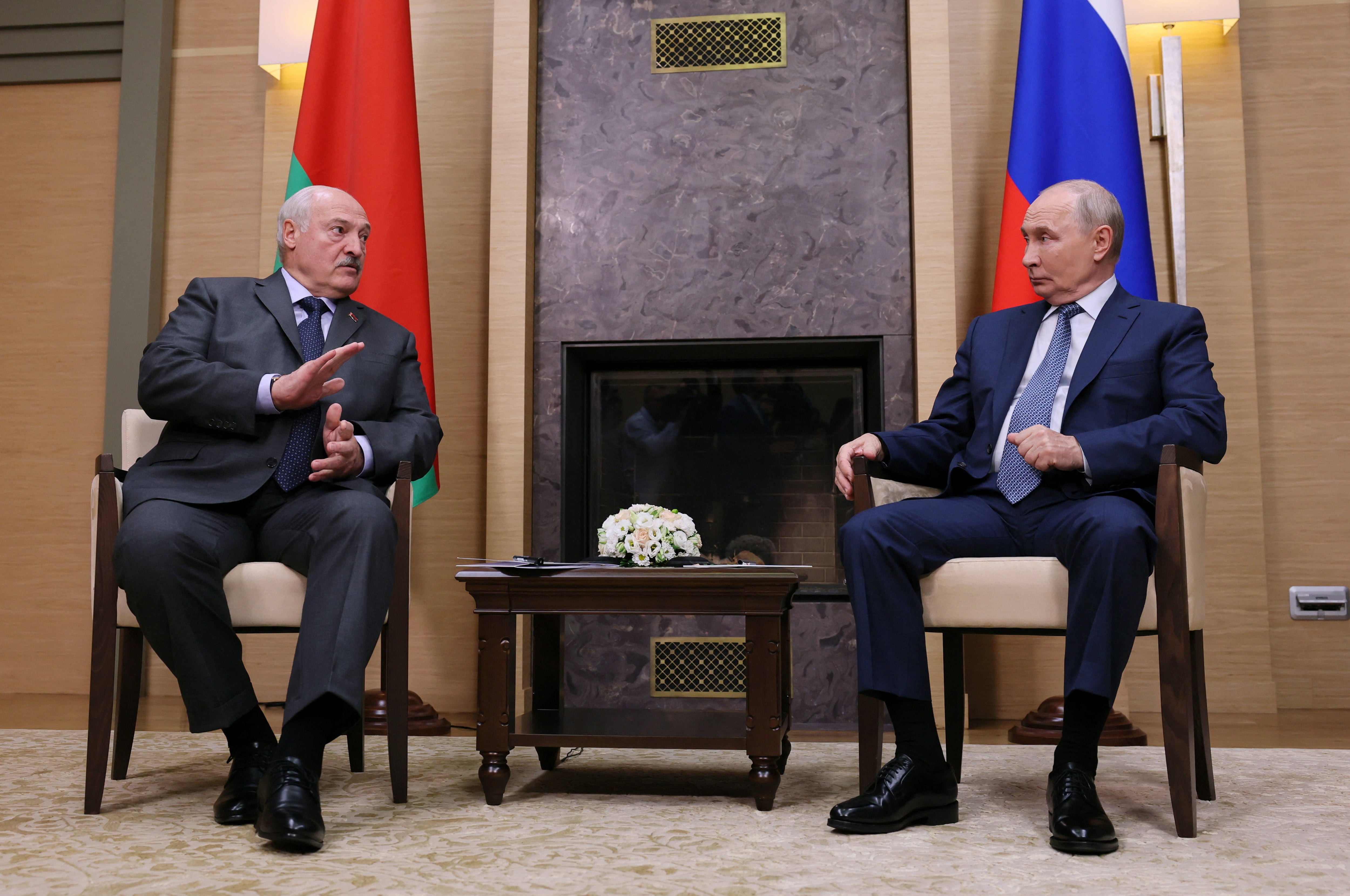 Aleksandr Lukashenko junto a Vladimir Putin en Novo-Ogariovo (REUTERS/Anastasia Barashkova)