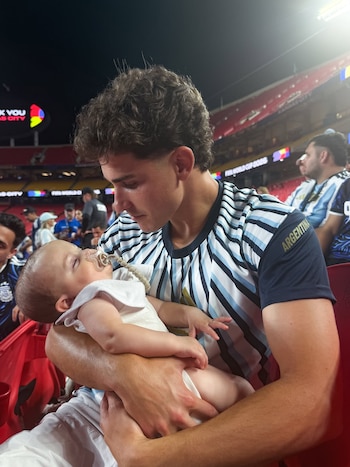 Julián Álvarez y sus familiares durante el Mundial