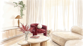 Ilustración de acuarela de un salón con sofá beige, sillón rojo, mesas de centro de madera, estantería con plantas y cortinas. Líneas finas y colores suaves.