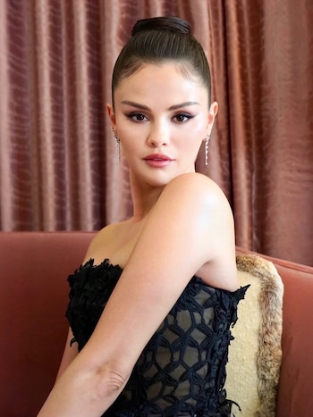 Selena Gomez sorprendió con un vestido de Oscar de la Renta durante la cena de ensayo de la boda de Taylor Swift y Travis Kelce en Nueva York (renatocampora)