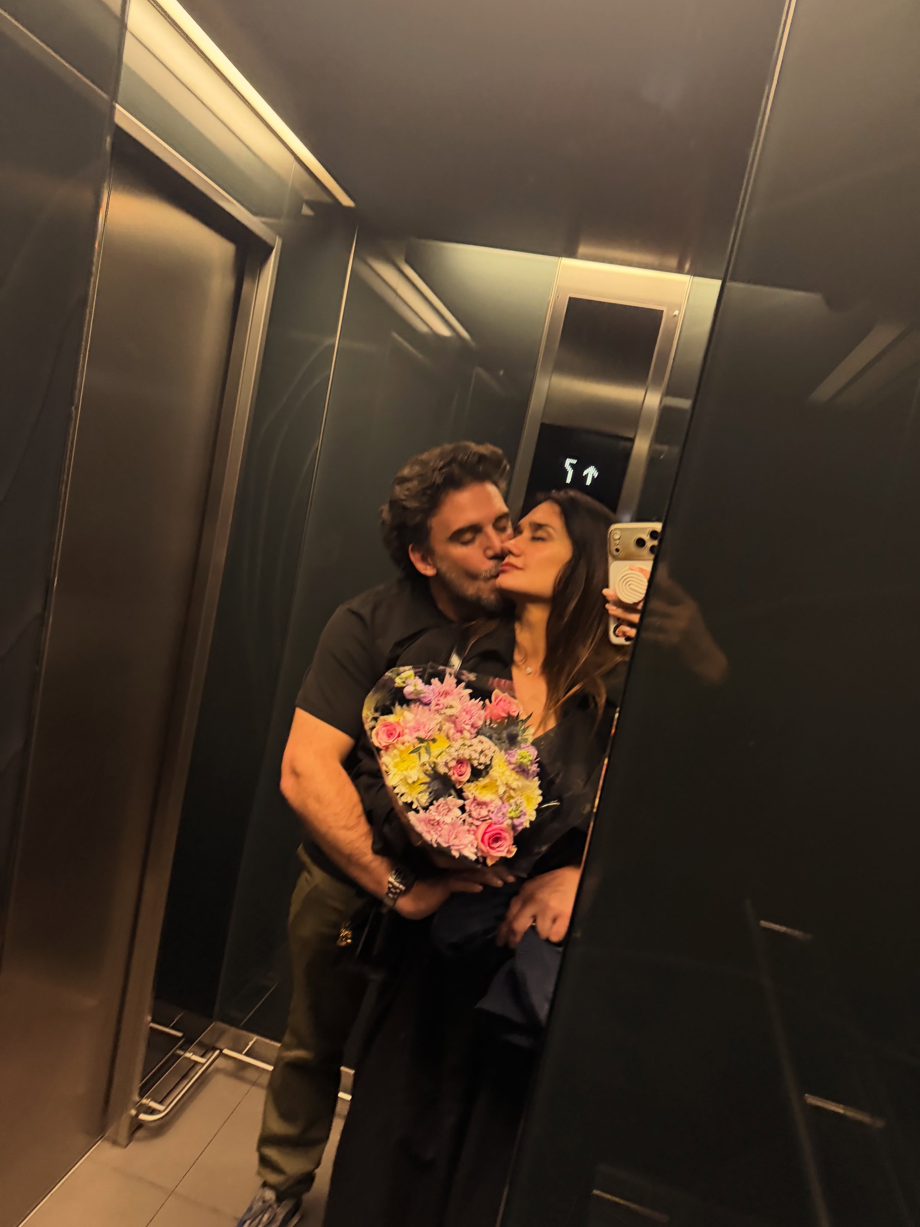 Momi Giardina se toma una foto frente al espejo junto a su pareja durante sus vacaciones en Londres.