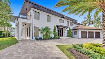 El garage tiene espacio para