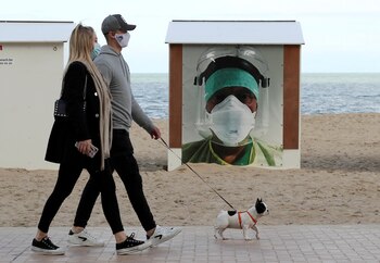 La Organización Mundial de la Salud y los Centros para el Control y la Prevención de Enfermedades de los Estados Unidos (CDC) ahora incluyen usar mascarillas en sus recomendaciones para hacer más lenta la trasmisión del virus REUTERS/Yves Herman