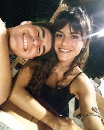 Valentina junto a su hermano