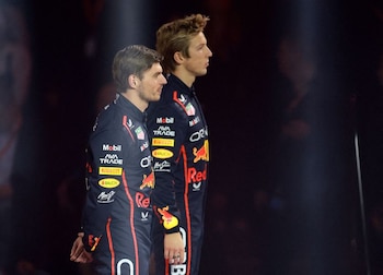 FOTO ARCHIVO: Los pilotos Max Verstappen y Liam Lawson de Red Bull durante el lanzamiento en vivo de la temporada 75 de la Fórmula Uno en la arena O2 de Londres, Reino Unido. 18 de febrero, 2025. REUTERS/Andrew Boyers/Archivo
