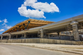 Félix García confirmó que la obra del Aeropuerto Internacional del Cibao avanza en varias fases para cumplir el cronograma del proyecto. (Foto cortesía @jrmarte135)