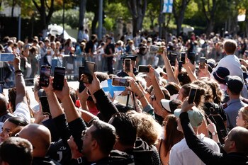 Personas con sus teléfonos celulares