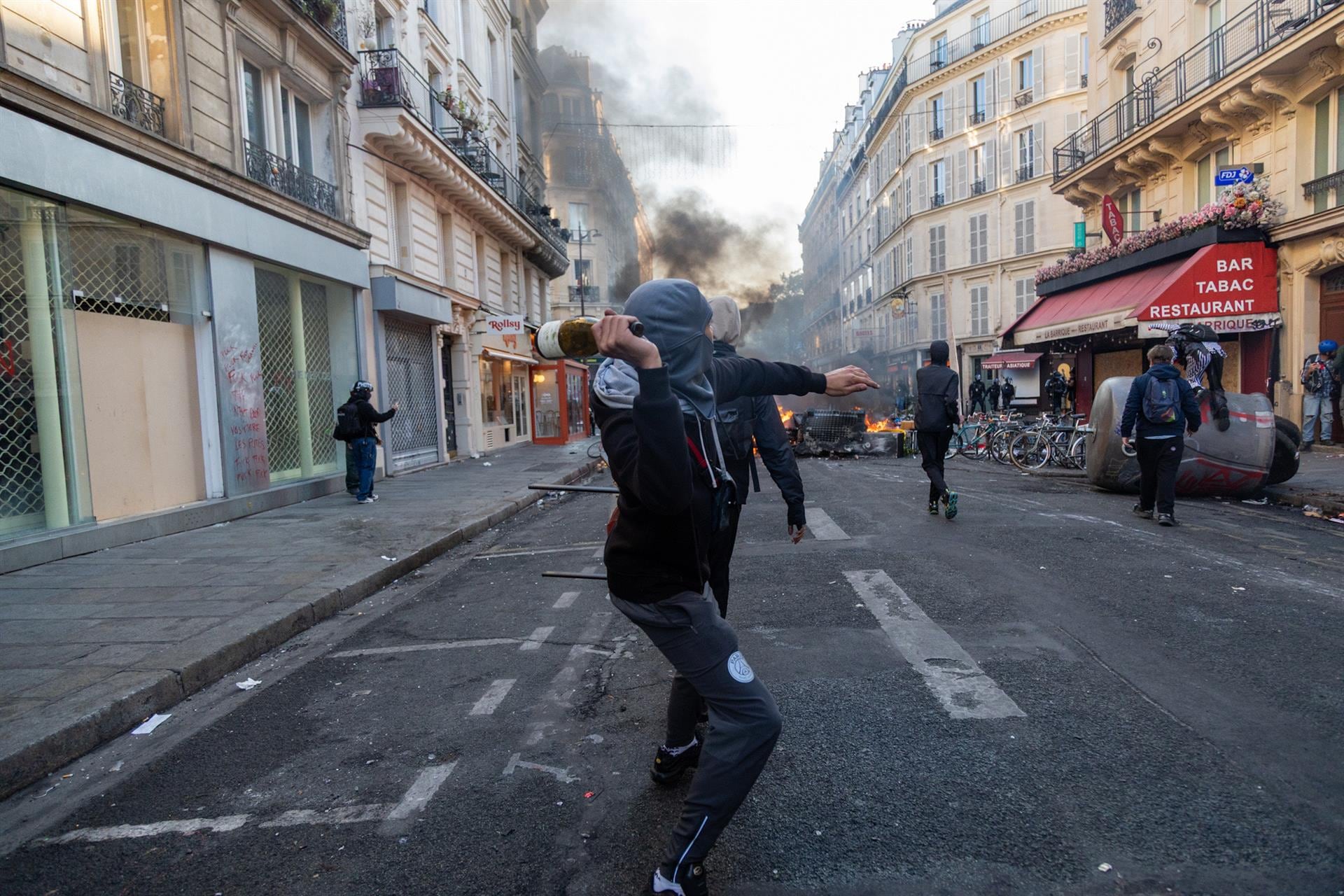 El Gobierno francés anuncia toques de queda "puntuales" en París, Lille y otras comunidades del norte