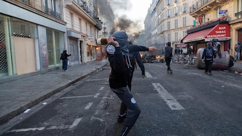 El Gobierno francés anuncia toques de queda "puntuales" en París, Lille y otras comunidades del norte