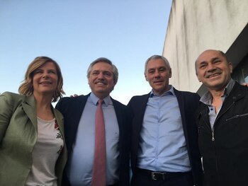 Alberto Fernández junto a los