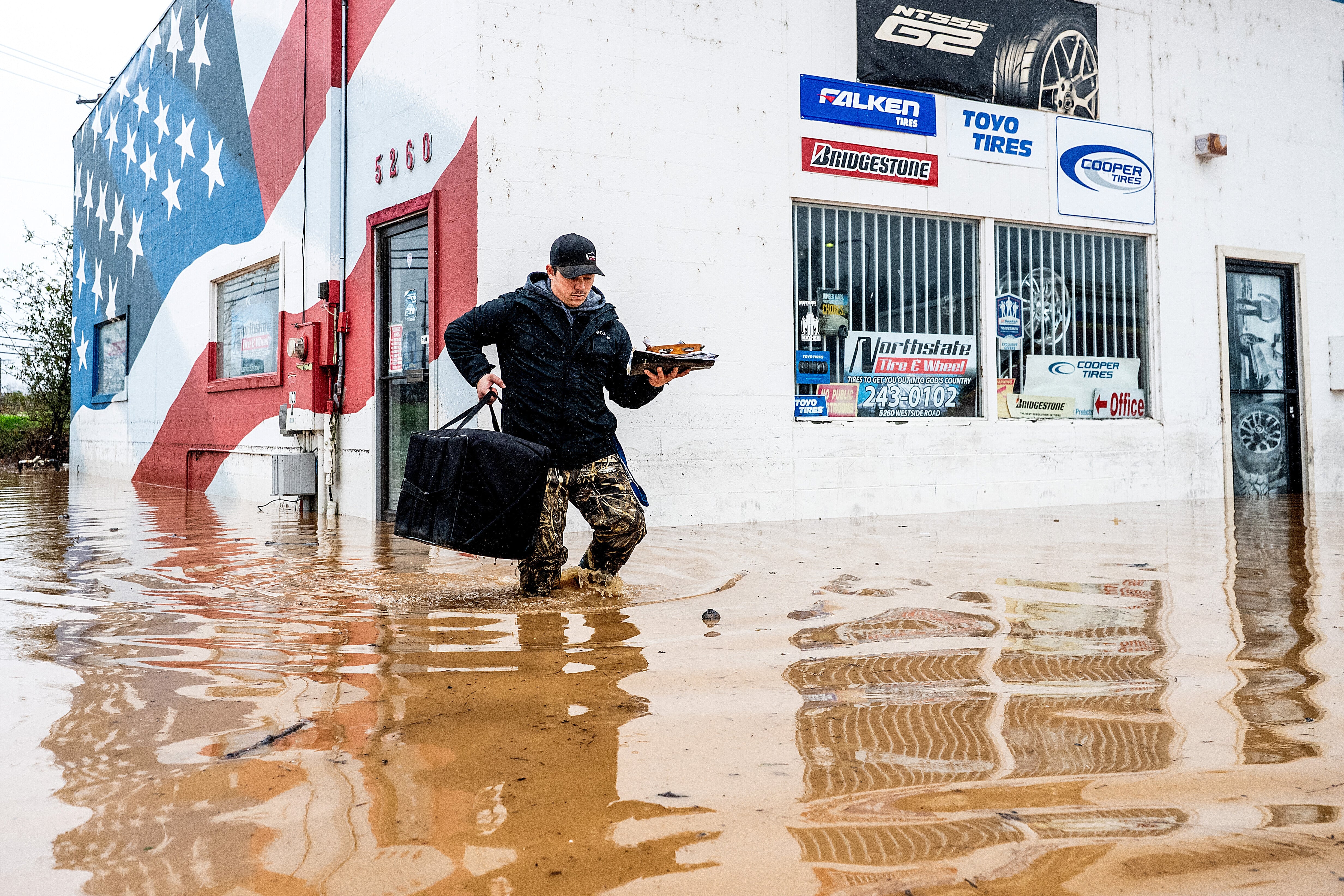 Las inundaciones repentinas en el norte de California provocan carreteras inundadas, rescates acuáticos y una muerte. (AP)