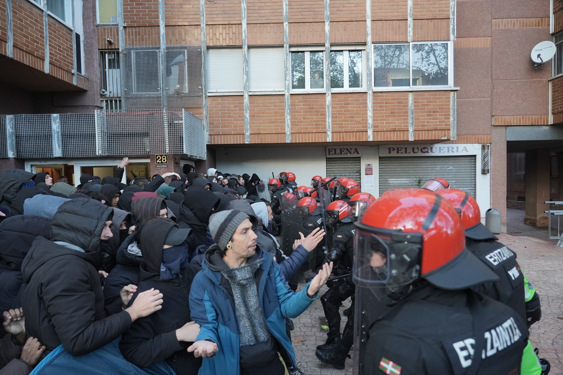 La Ertzaintza carga contra los manifestantes que tratan de impedir el desahucio de una familia migrante con seis niños en Vitoria-Gasteiz