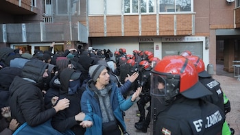 La Ertzaintza carga contra los manifestantes que tratan de impedir el desahucio de una familia migrante con seis niños en Vitoria-Gasteiz