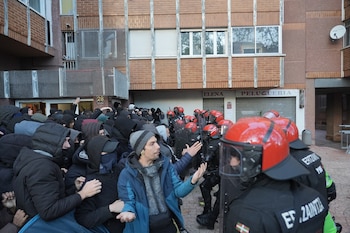 La Ertzaintza carga contra los manifestantes que tratan de impedir el desahucio de una familia migrante con seis niños en Vitoria-Gasteiz (Europa Press)