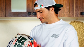 Carlos Sainz hornea su casco especial y estrena indumentaria tricolor para el Gran Premio de México de la F1