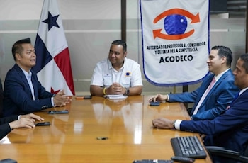 El administrador de la Acodeco, Ramón Abadi Balid, al centro, sostuvo una reunión con representantes del sector comercial y empresarial donde se abordó la comercialización del tanque de gas de 25 libras. (Acodeco)