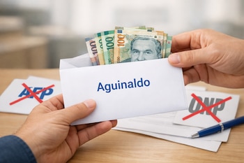 Mano de persona adulta sostiene un sobre blanco con billetes, la palabra 'Aguinaldo' y documentos tachados con 'AFP' y 'ONP'.