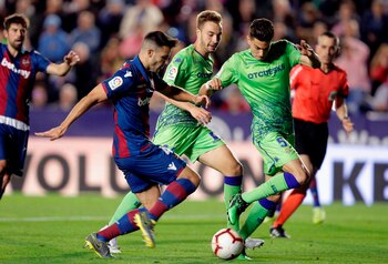 El defensa del Levante, Roberto Suárez Pier (i). EFE/Kai Försterling/Archivo