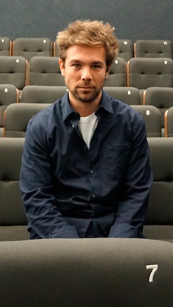 El actor Carlos Cuevas en una sala de cine.