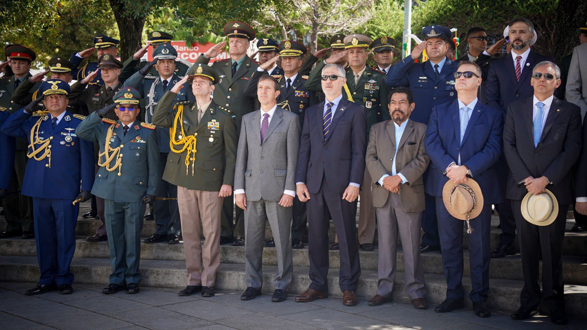 El 1 de abril se celebró en La Paz, un acto conmemorativo por el Día del Veterano y los Caídos en la Guerra de Malvinas en la Plaza General San Martín, en donde estuvo presente el embajador argentino Marcelo Massoni