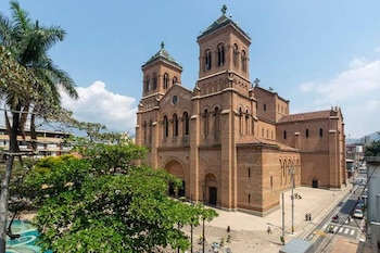 Algunas personas avisaron a la Policía cuando advirtieron que el cofre estaba cubierto con una bolsa plástica fuera del templo - crédito Alcaldía Medellín
