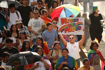 Cientos de salvadoreños exigen respetar derechos de personas LGBTIQ+ en marcha de Orgullo