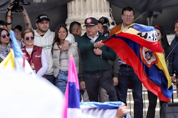 El presidente Gustavo Petro ondeó