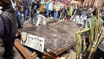 Video: festejaban el triunfo de Argentina saltando sobre la pérgola de un bar y se vino abajo