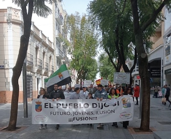 Manifestantes marchan en favor de la fusión de Don Benito-Villanueva de la Serena este sábado, 9 de marzo de 2024.