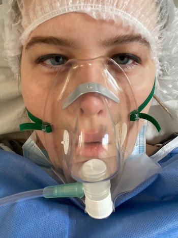 Durante la internación, recibiendo oxígeno.