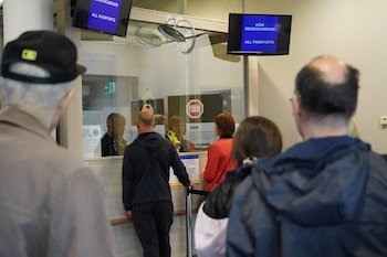 La gente espera en el