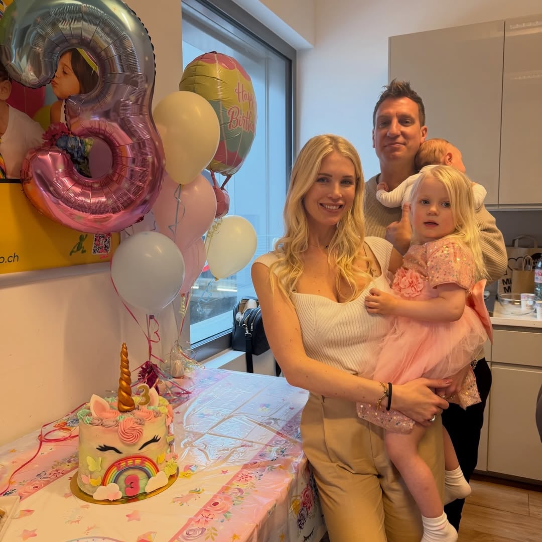 Maxi López y Daniela Christiansson festejan el tercer cumpleaños de su hija Elle, quien posa en brazos de su madre, mientras el exfutbolista carga a su bebé.