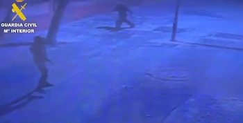 Dos de los detenidos lanzando adoquines (Guardia Civil)