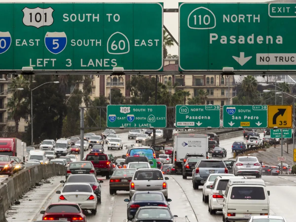 Un informe de la Administración Federal de Carreteras destaca a la región de Los Ángeles como el principal núcleo de congestión vial a nivel nacional (Los Angeles Daily News)
