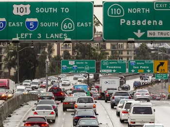 Un informe de la Administración Federal de Carreteras destaca a la región de Los Ángeles como el principal núcleo de congestión vial a nivel nacional (Los Angeles Daily News)