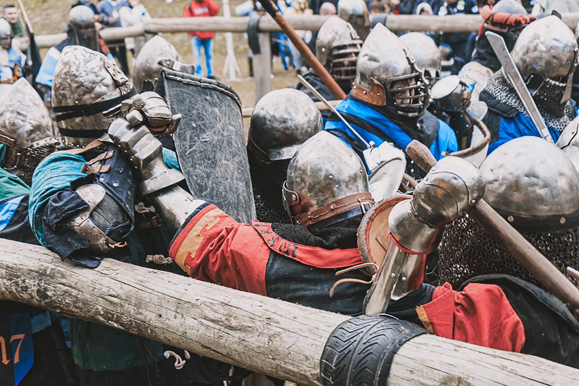 El deporte cuenta con estrictas reglas de seguridad, que restringen los golpes en zonas vulnerables y exigen equipos protectores de acero (Prensa Combate Medieval Argentina)