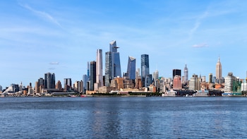 Panorama de los rascacielos de Manhattan y el río Hudson en Nueva York - VisualesIA ScribNews