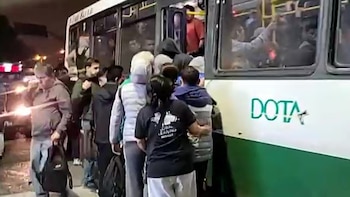 Largas filas y esperas de hasta una hora en Liniers y Constitución por la reducción de colectivos