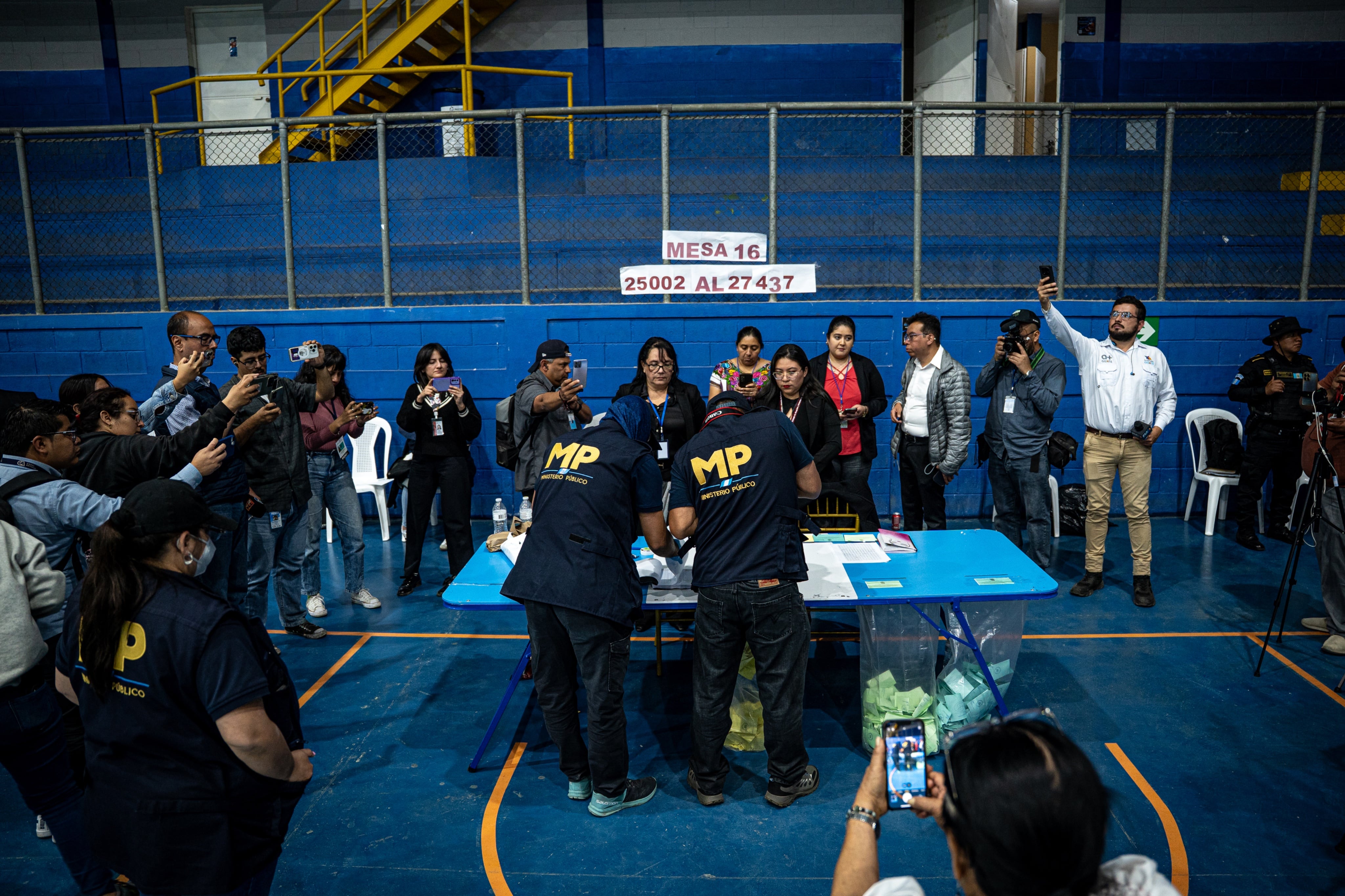 Funcionarios del Ministerio Público supervisan el conteo de votos durante la jornada electoral del Colegio de Abogados y Notarios de Guatemala, bajo la observación de medios y veedores (Foto cortesía Prensa Libre).