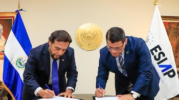 El vicepresidente Félix Ulloa suscribe