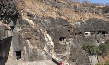 Las cámaras y salas de culto se adentran horizontalmente en la roca, abiertas hacia el precipicio sobre el río Waghur