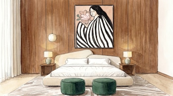 Ilustración en acuarela de un dormitorio: cama grande, cabecero curvado, mesitas de noche, lámparas, cuadro de mujer con flor, dos otomanas verdes y paredes de madera.