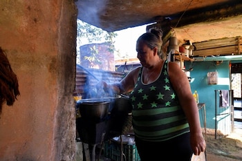 Maria Elena Veiga cocina usando