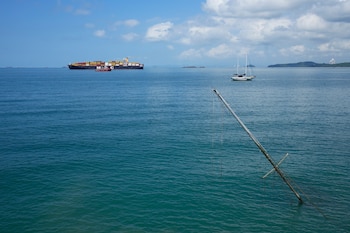 La crisis provocada por El Niño obligó al Canal de Panamá a reducir el número diario de tránsitos por la caída en los niveles de agua. AP