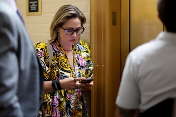 La senadora Kyrsten Sinema insistió por mantener una exención fiscal para grandes empresas (Reuters)