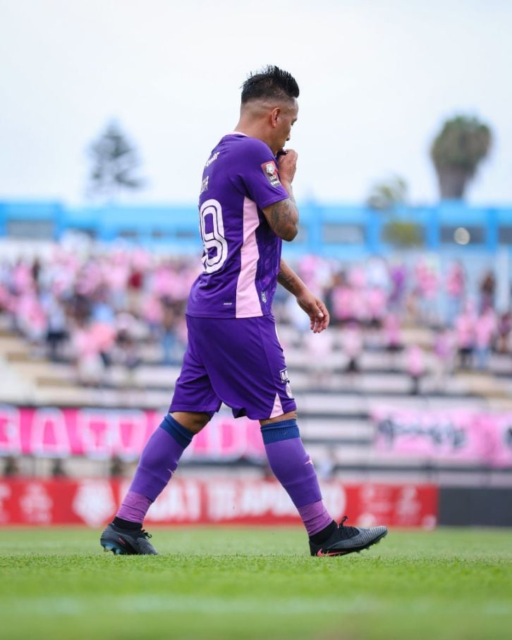 Christian Cueva evitó adelantar decisiones sobre su futuro y dejó claro que su prioridad es terminar la temporada de la mejor manera con Sport Boys. El volante también dedicó su actuación a su familia, con especial emoción por la presencia de su padre. (Liga 1)