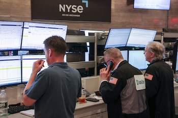 El balance semanal mostró una caída de 0,9% para el Dow Jones, un retroceso de 1,4% para el S&P 500 y una baja de 2% para el Nasdaq. (EFE/EPA/SARAH YENESEL)