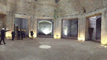 La Domus Aurea de Nerón se extiende bajo el valle del Coliseo y combina excavaciones arqueológicas con una experiencia de realidad virtual sobre el palacio y su lago artificial (Wikimedia Commons)