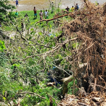 El Cuerpo de Bomberos confirma que la muerte de Eber Larios fue inmediata y advierte sobre riesgos similares en zonas urbanas marginales del norte de Honduras. (Foto: Dimensión Informativa HN)